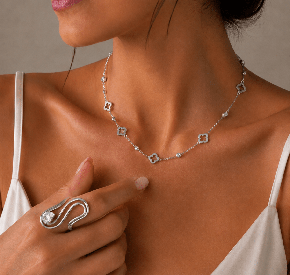 Silver Clover Necklace - EzaVision - Necklace - Silver Clover Necklace